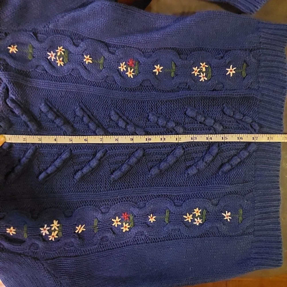 Vintage sweater with puffed shoulders and floral details. - Picture 5 of 6